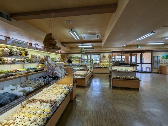 大分県にある九州自然動物公園アフリカンサファリのお土産物屋さん「観光土産品 アローザ」の店内画像。ぬいぐるみもお菓子もこのお店が一番品数が多い。