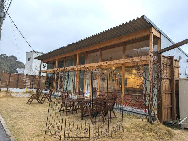福岡県糸島市のドッグカフェ「1's Cafe（ワンズカフェ）」を正面から見た外観画像