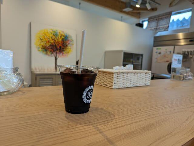 福岡県糸島市にある「1's Cafe（ワンズカフェ）」のアイスコーヒーの画像。500円（税込）。