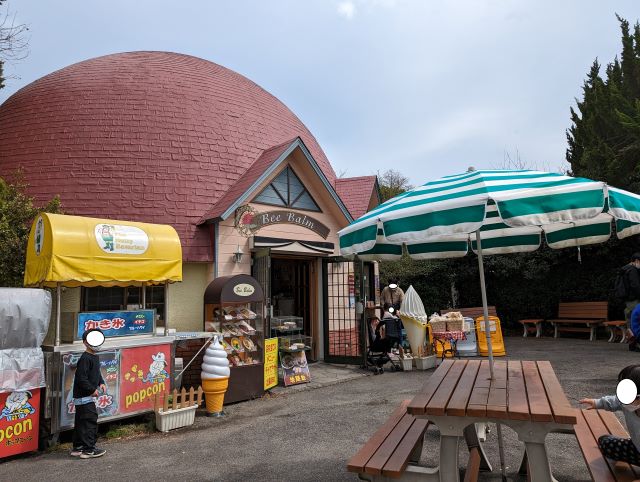 大分県にある九州自然動物公園アフリカンサファリのレストラン「軽食ビーバーム」のお店の外観画像
