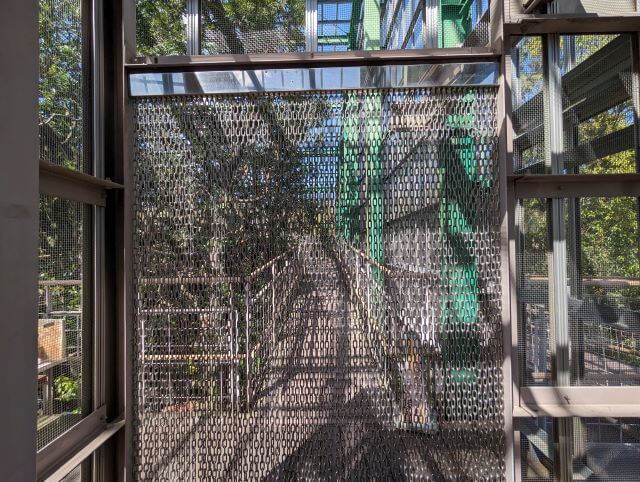 福岡県大野城市にある株式会社アシュラン本社にある「バードハウス」入口の鎖の画像