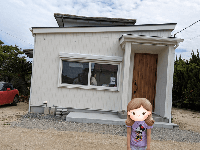 福岡県糸島市にある猫カフェ「take9テイクナイン」の外観と女の子が一緒に写っている写真