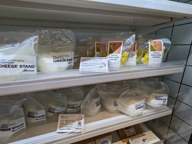 福岡市南区にある「ABURAYAMA FUKUOKA」（旧油山牧場もーもーらんど・油山市民の森）のチーズスタンドに販売されているチーズの画像