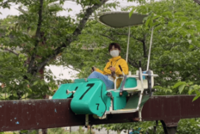 福岡県北九州市にある到津の森公園の園地ゾーン（遊園地）にあるサイクルモノレールの画像