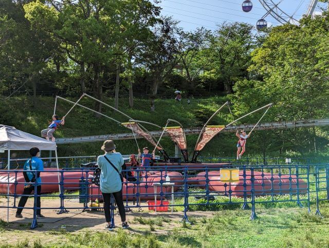 福岡県北九州市にある到津の森公園の園地ゾーン（遊園地）にあるスカイフライヤーの画像