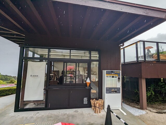 福岡市南区にある「ABURAYAMA FUKUOKA」（旧油山牧場もーもーらんど・油山市民の森）の森のキオスクの外観画像、ソフトクリームを販売している