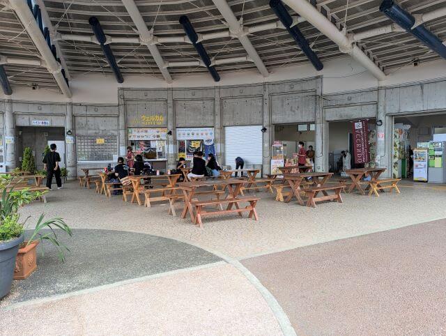 沖縄県沖縄市胡屋にある動物園「こどもの国沖縄ズージアム」のメインゲート入ってすぐ右にあるパーラーウェルカムの画像。テーブルと椅子が沢山あり、開放的な様子。