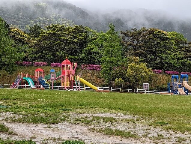福岡市南区にある「ABURAYAMA FUKUOKA」（旧油山牧場もーもーらんど・油山市民の森）の雨の日のこどもひろばの画像
