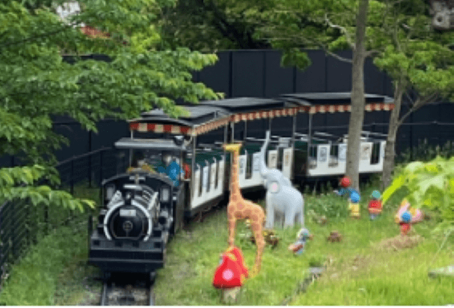 福岡県北九州市にある到津の森公園の園地ゾーン（遊園地）にある子供汽車の画像