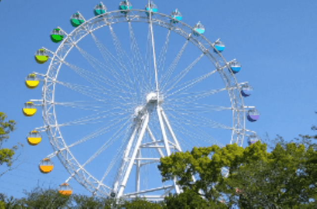 福岡県北九州市にある到津の森公園の園地ゾーン（遊園地）にある観覧車の画像