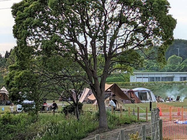 福岡県北九州市にある「響灘グリーンパーク」のベースキャンプの様子。夕方で焚火を楽しんだり食事の準備をしている所。