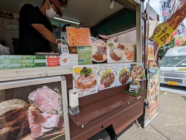 福岡県北九州市にある「響灘グリーンパーク」のローストビーフやカレーを販売しているキッチンカーの画像