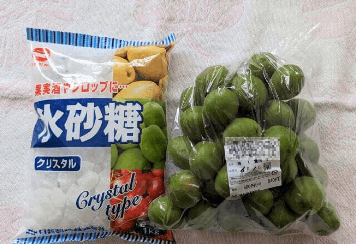 市販で販売されていた氷砂糖1キロと青梅1キロの画像