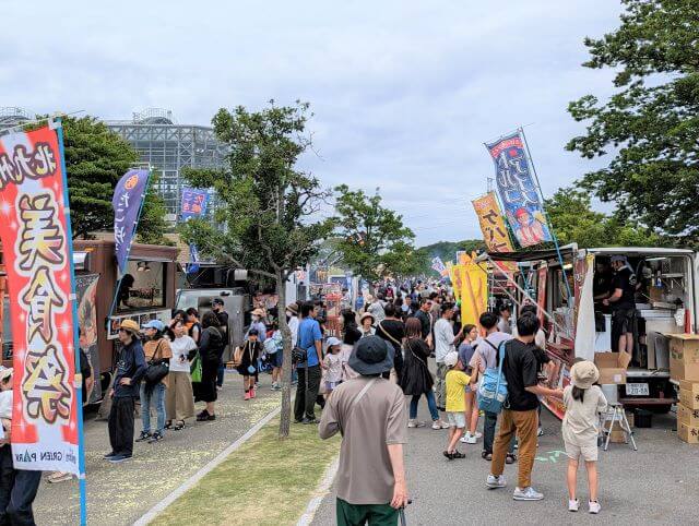 福岡県北九州市にある「響灘グリーンパーク」週末の出店が混雑している様子。