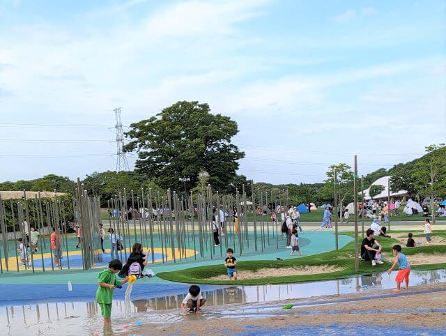 福岡県北九州市にある「響灘グリーンパーク」にある泉湧く森。小さい子どもが砂場遊びと水遊びを同時に楽しめる。