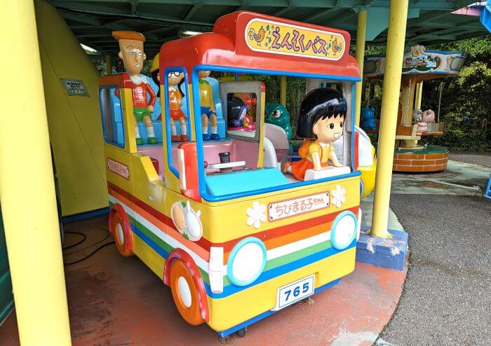 福岡市動物園の南園に位置する遊戯施設「ミニ遊園地」の遊具、ちびまる子ちゃんのえんそくバス