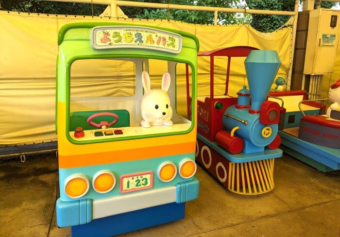 福岡市動物園の南園に位置する遊戯施設「ミニ遊園地」の遊具、ようちえんバスの乗り物