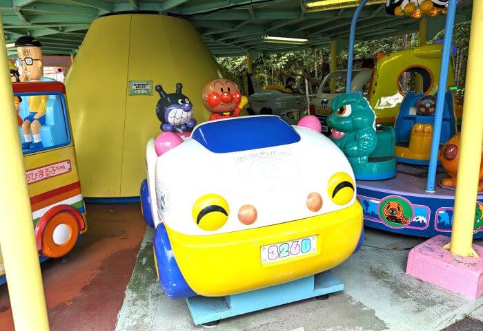 福岡市動物園の南園に位置する遊戯施設「ミニ遊園地」の遊具、アンパンマンの乗り物（スイングするだけ）