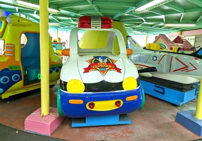 福岡市動物園の南園に位置する遊戯施設「ミニ遊園地」の遊具、わくわくソニックパトカー