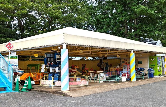 福岡市動物園の南園に位置する遊戯施設「ミニ遊園地」の遊具、テント下の12台の乗り物