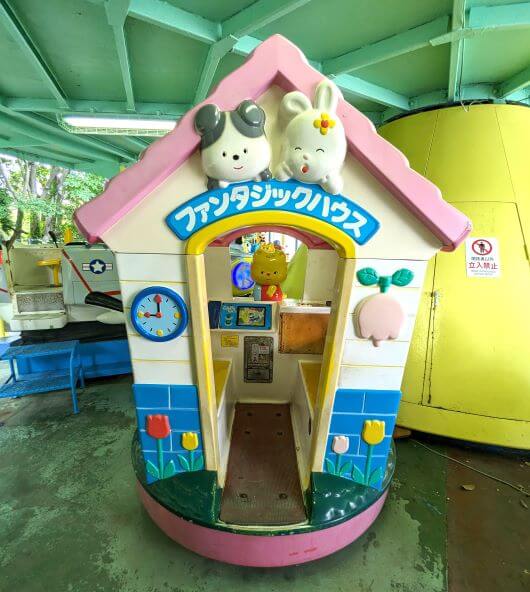福岡市動物園の南園に位置する遊戯施設「ミニ遊園地」の遊具、ファンタジックハウス