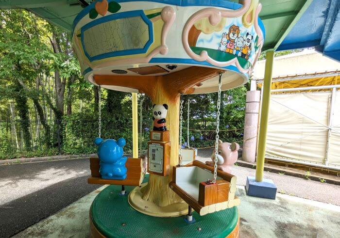 福岡市動物園の南園に位置する遊戯施設「ミニ遊園地」の遊具、ブランコ風乗り物