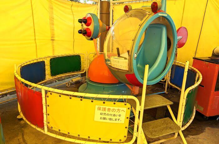 福岡市動物園の南園に位置する遊戯施設「ミニ遊園地」の遊具、ヘリコプターの乗り物