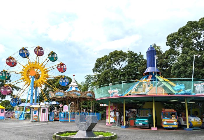 福岡市動物園の南園にあるミニ遊園地のアトラクション。観覧車とメリーゴーランドとアストロメリーの画像。