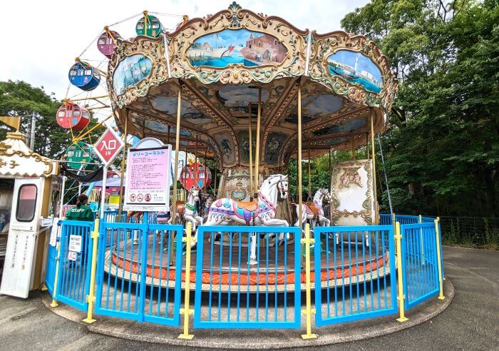 福岡市動物園の南園に位置する遊戯施設「ミニ遊園地」のメリーゴーランドの画像。