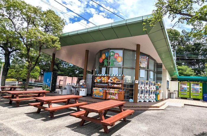 福岡市動物園のこども動物園食堂の外観画像。外にテーブルと椅子がある。
