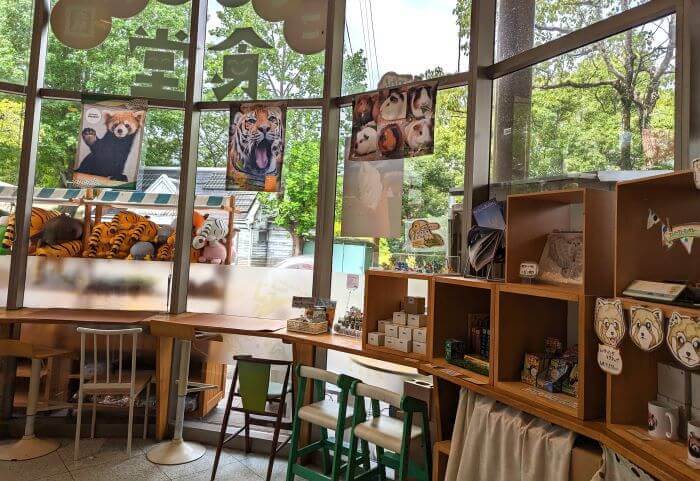 福岡市動物園のこども動物園食堂の中の画像。レッサーパンダやトラ、モルモットの写真が窓に貼ってある。