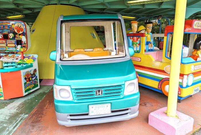福岡市動物園の南園に位置する遊戯施設「ミニ遊園地」の遊具、車の乗り物