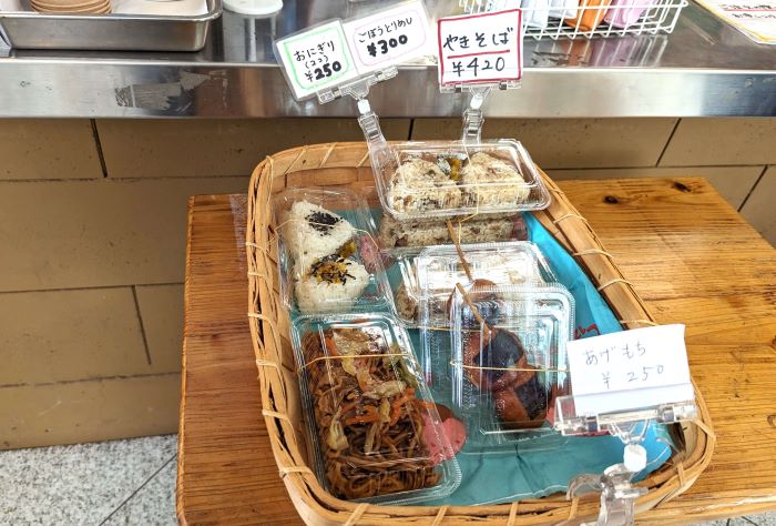 福岡市動物園のこども動物園食堂に実際に売っている惣菜の画像。おにぎり、焼きそば、ごぼうとりめし、あげもち。