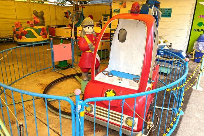 福岡市動物園の南園に位置する遊戯施設「ミニ遊園地」の遊具、消防士と動く消防車の乗り物