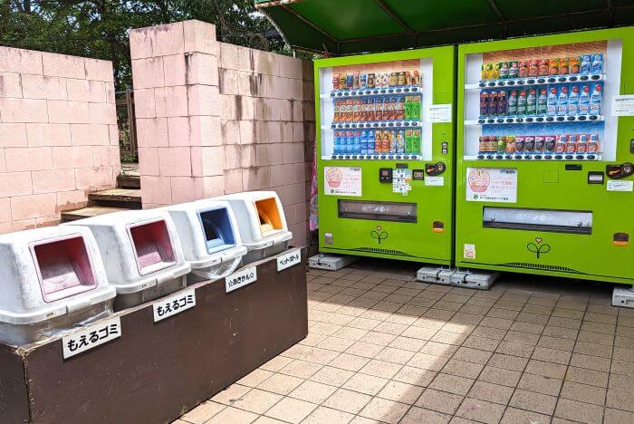 福岡市動物園のこども動物園食堂横の自動販売機とゴミ箱の画像