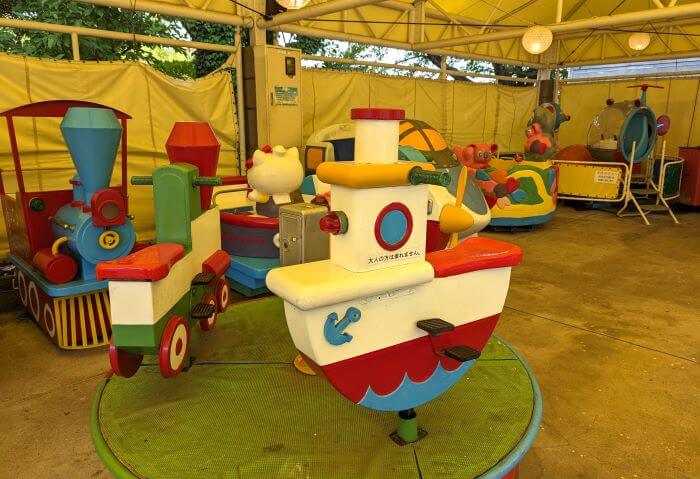 福岡市動物園の南園に位置する遊戯施設「ミニ遊園地」の遊具。船や汽車の乗り物にまたがってゆっくり回転する乗り物。