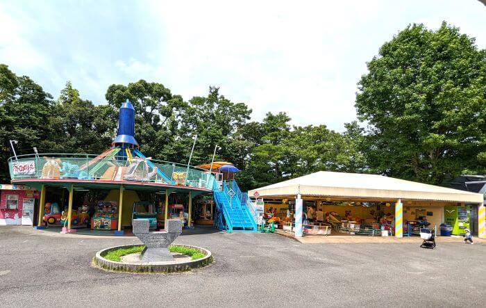 福岡市動物園の南園に位置する遊戯施設「ミニ遊園地」の中にあるレトロな遊具が25台あるアストロメリー下とテント下の全体画像