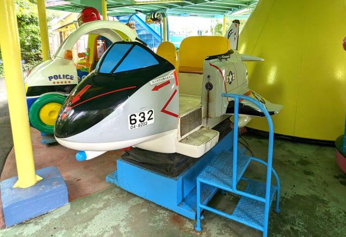 福岡市動物園の南園に位置する遊戯施設「ミニ遊園地」の遊具、飛行機の乗り物