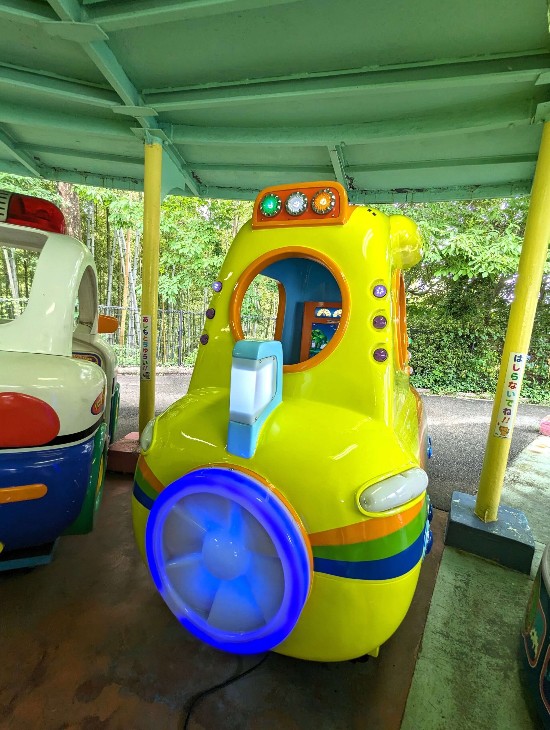 福岡市動物園の南園に位置する遊戯施設「ミニ遊園地」の遊具、黄色の乗り物