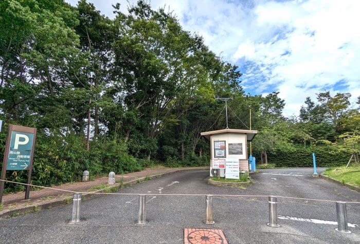 2023年（令和5年）7月22日土曜日、実際の福岡市動物園の「西展望台駐車場」の画像。ほかの駐車場が埋まった時だけ空く駐車場。ほとんど閉鎖されている。