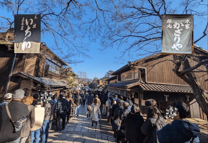 2024年1月2日の年始の実際の画像。
京都市の今宮神社参道であぶり餅を提供しているお店「一和」と「かざりや」を待っているお客さんの行列の様子。