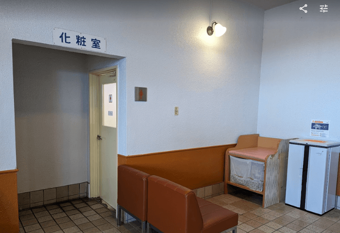 2024年2月24日（土）に大分県別府市にある「ラクテンチ」のメインゲート内のトイレとおむつ替えスペースの画像。かなり古い。